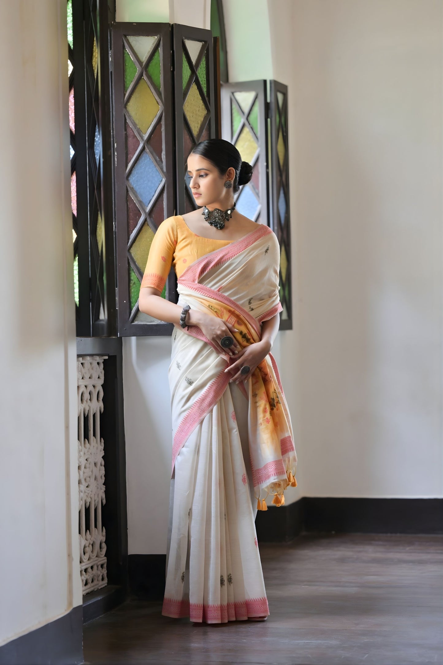 Elegant Off-White Handloom Cotton Saree Pink Border Yellow Pallu