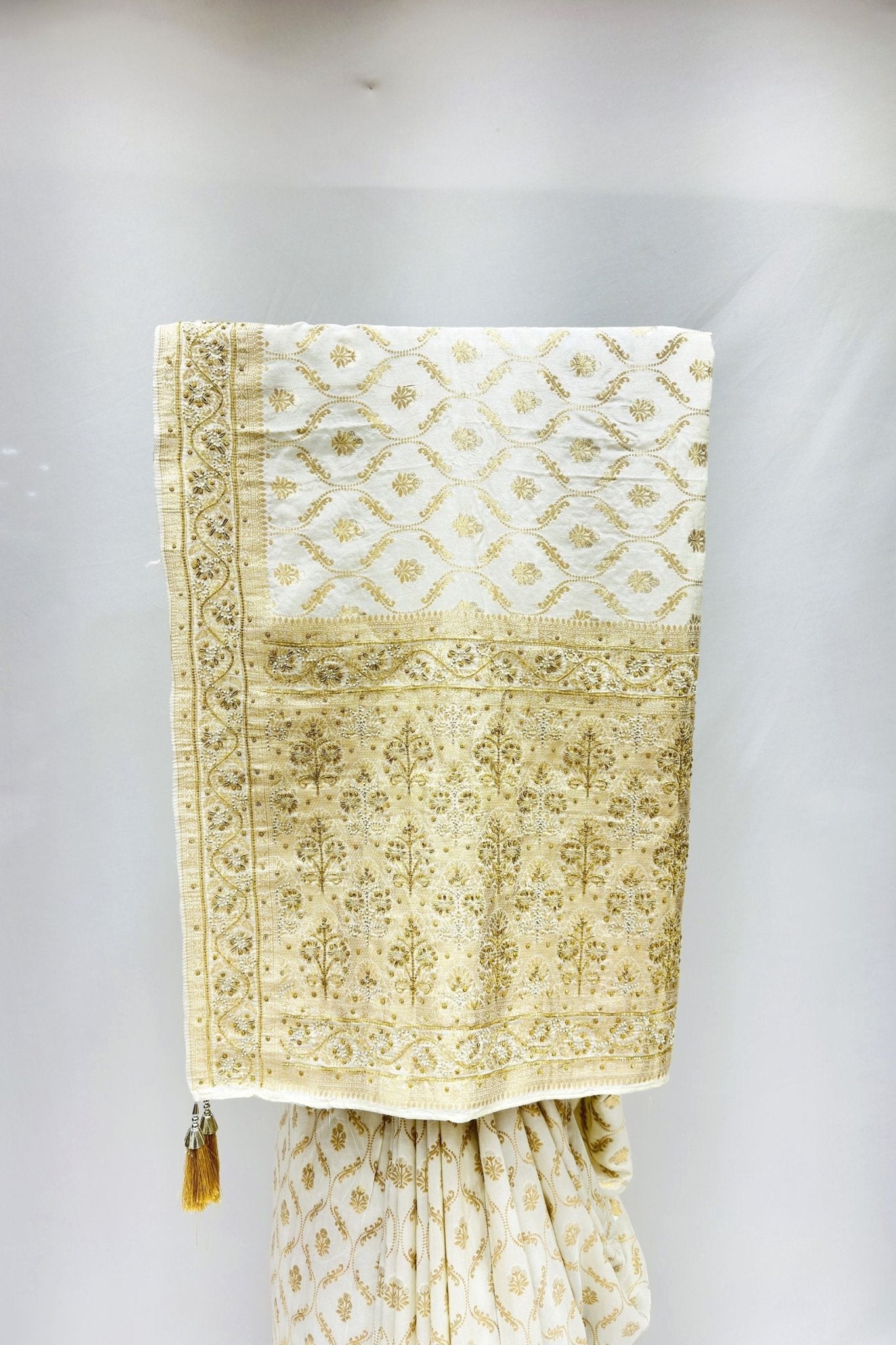 Elegant Off - White Banarasi Silk Saree - Mangaldeep NX