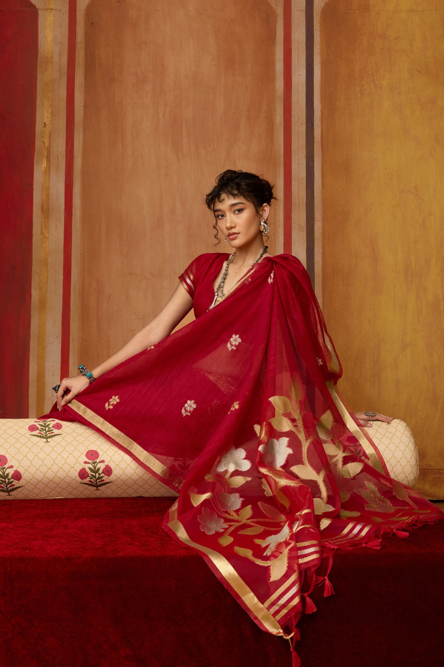 Elegant Red Silk Blend Saree with Gold Zari Border Floral Woven Pallu