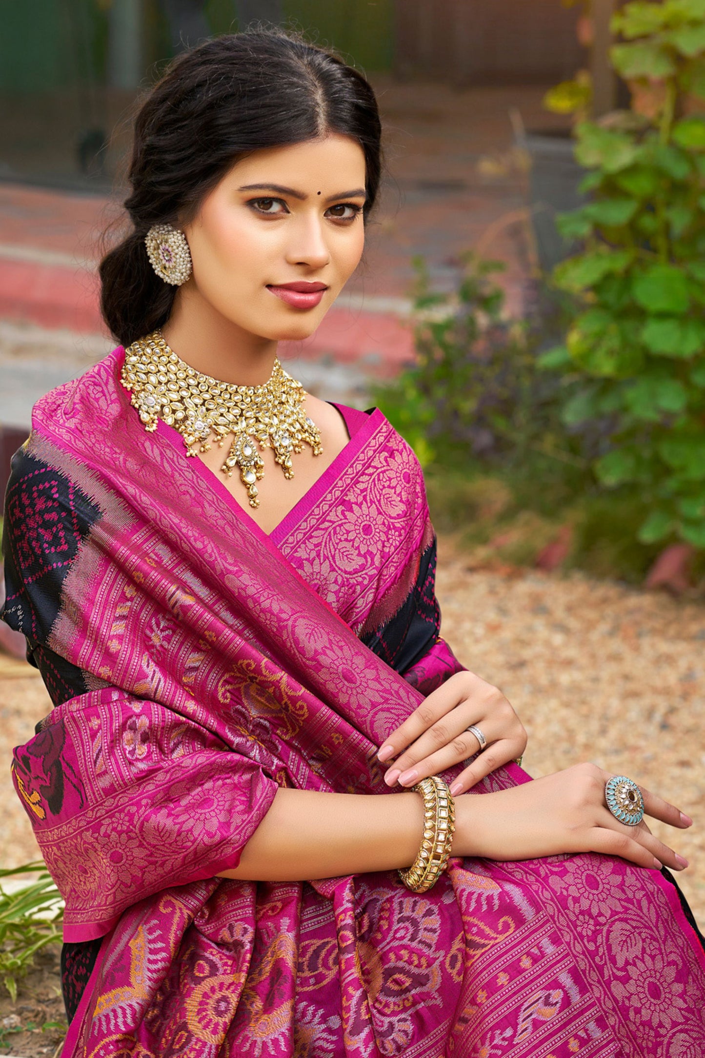 Black Magenta Woven Silk Saree Floral Motifs Rich Pallu Contrast Border