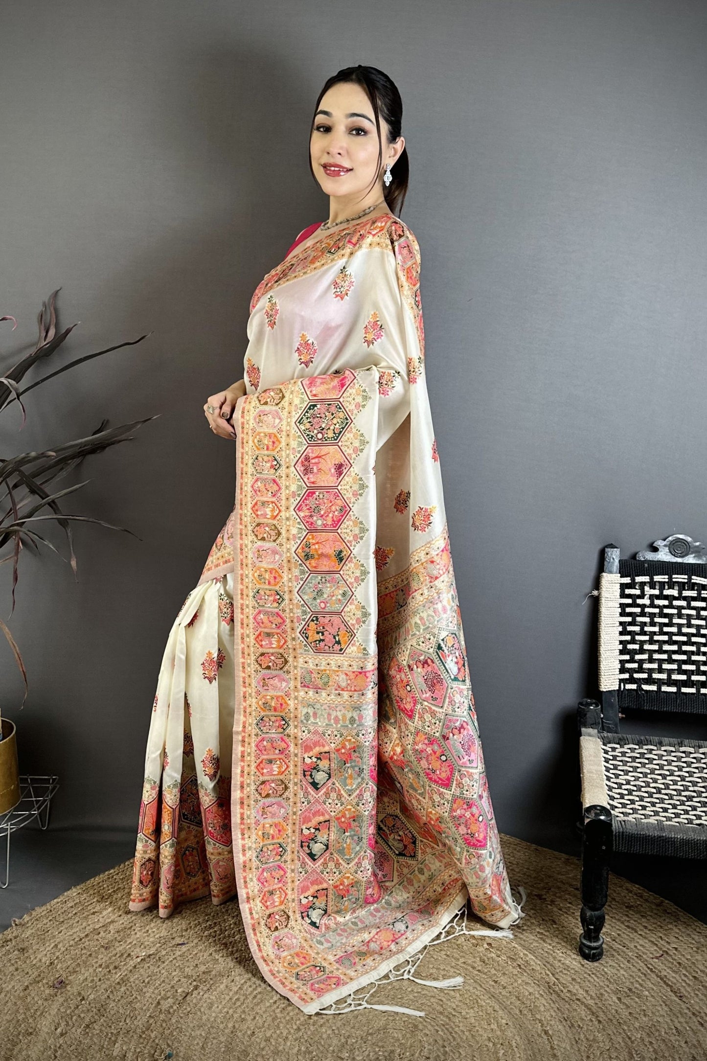Off White Soft Silk Saree Pink Gold Traditional Woven Border