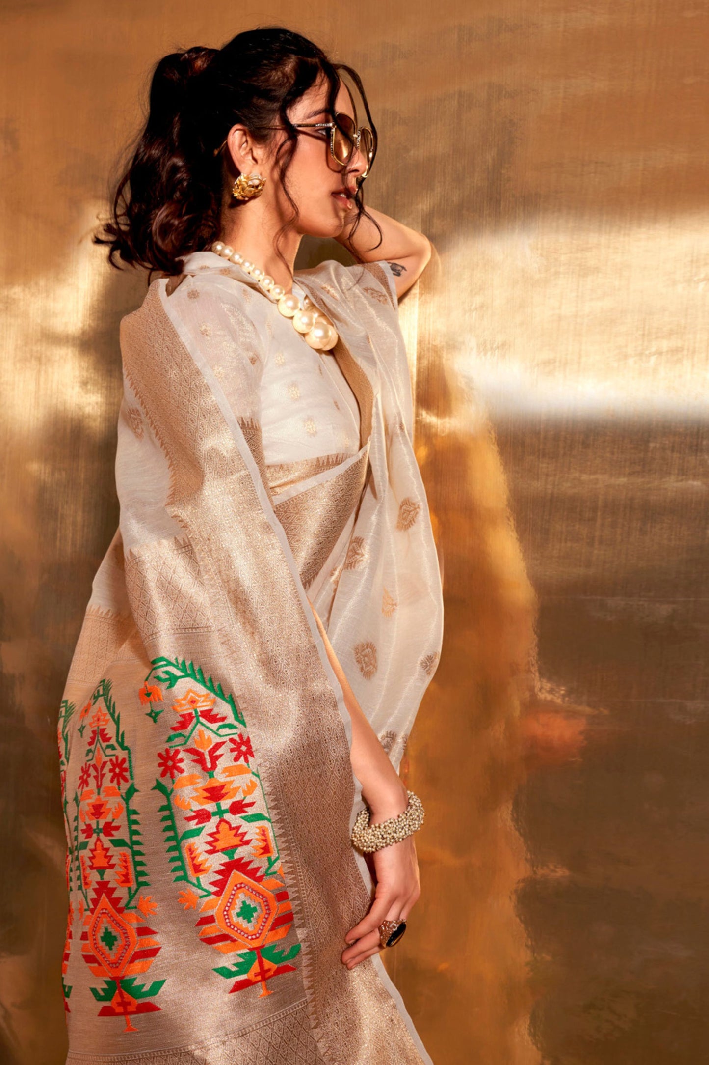 White Banarasi Silk Saree with Zari Woven Border Floral Pallu