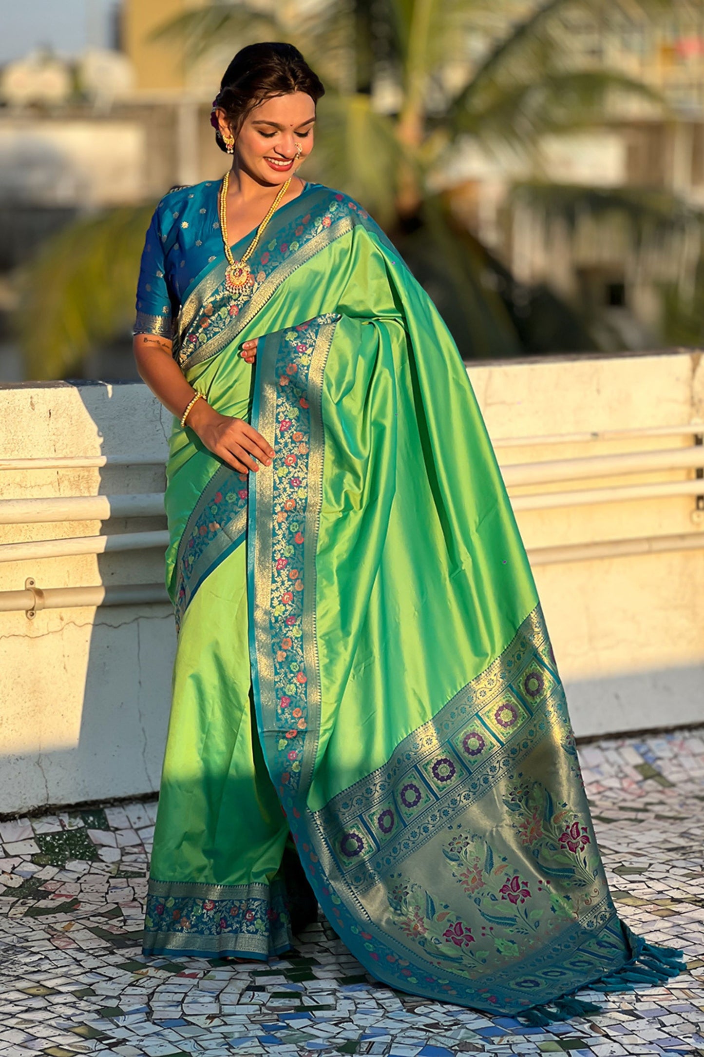 Green Banarasi Silk Saree Blue Contrast Border Floral Zari Weaving 