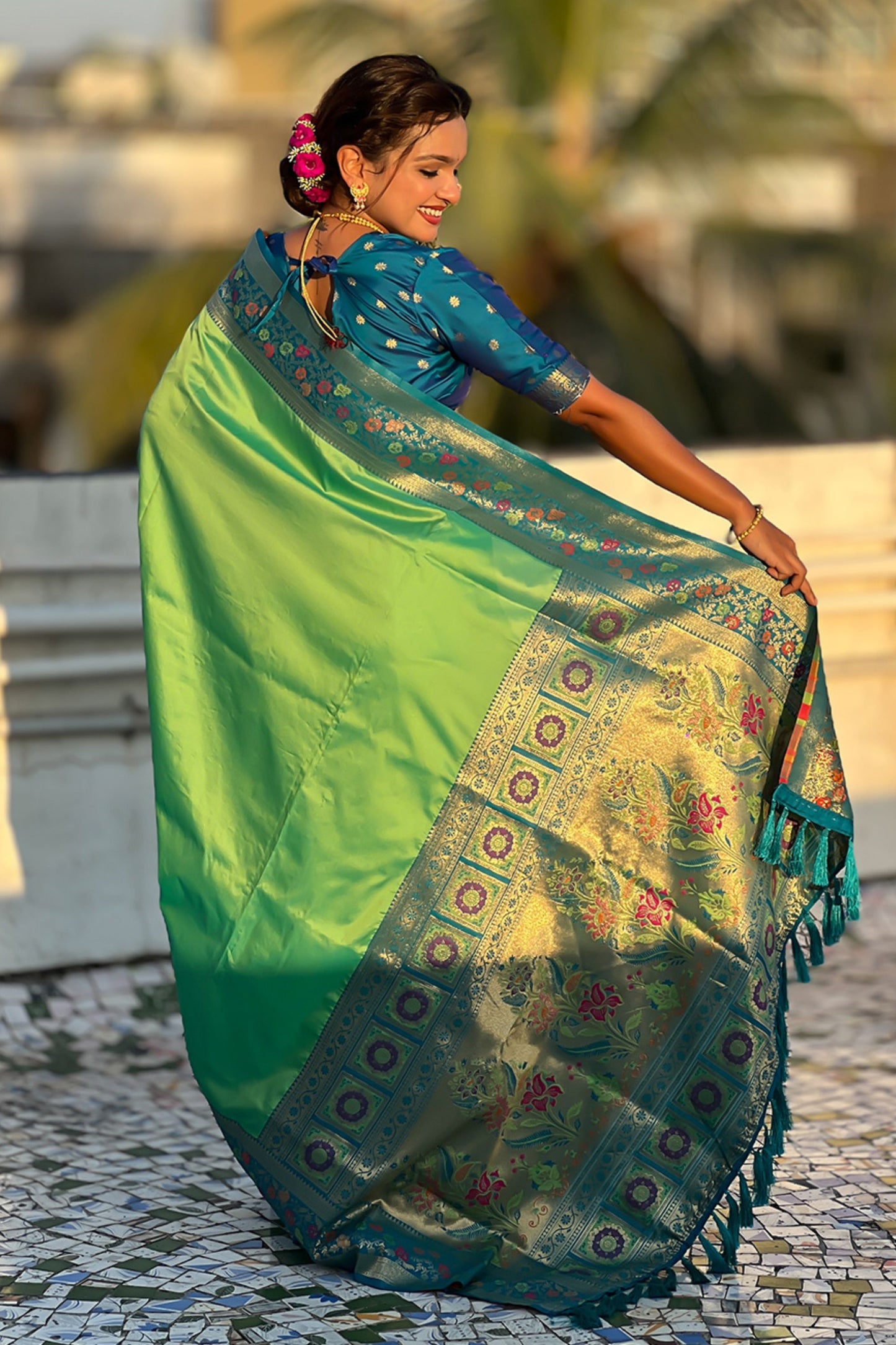 Green Banarasi Silk Saree Blue Contrast Border Floral Zari Weaving
