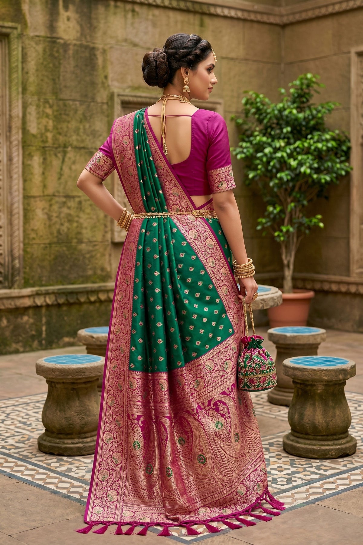 Stylish Green Soft Silk Saree with Zari Weaving for Women