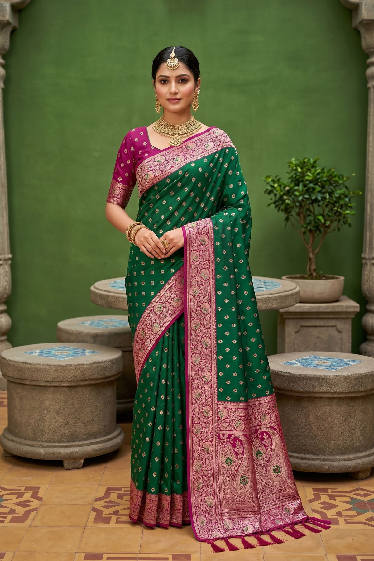 Stylish Green Soft Silk Saree with Zari Weaving for Women