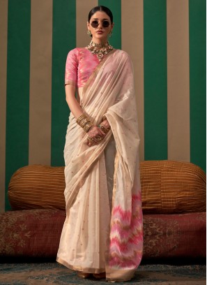 Capricious Weaving Handloom silk Trendy Saree