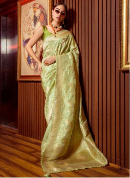 Enticing Classic Saree For Festival