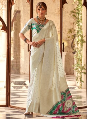 Exuberant Weaving White Traditional Saree