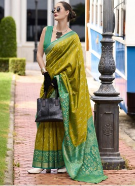 Gratifying Contemporary Saree For Party