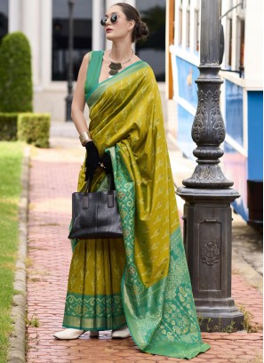 Gratifying Contemporary Saree For Party